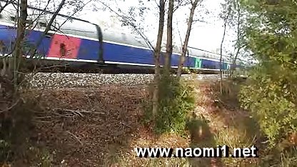 Fata cu păr roșu sex amatori video în șosete lungi și pălărie se mângâie în fața oglinzii