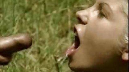 Matusa stricta suge un pula in picioare la milf amatori serviciu