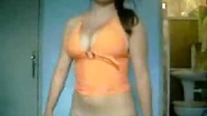 Femeie matură amatoare xxx fără să-și scoată ochelarii este futută de un tânăr