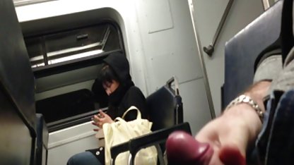Un tânăr este reticent să sex xxx amatori privească pe altcineva dându-și puiul