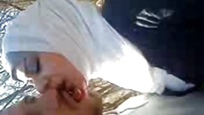 Blondă cu spermă pe un chip frumos oferă amatoare de sex un interviu