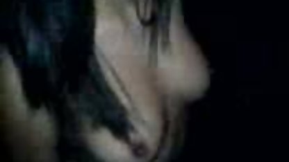 O fată subțire își suge iubitul sexi amatori și își pune pizda pe un boner puternic
