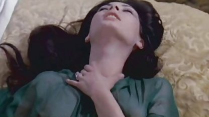Germana l-a convins clipuri amatori pe dracul să tragă cu aparatul foto cum suge