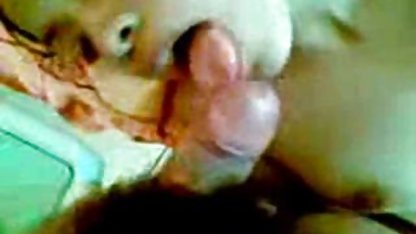 Un tip se orgasm amatori fute într-o frumusețe de pizda cu fundul în fund
