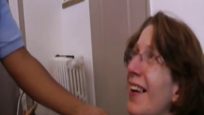 Doi armăsari au tras o blondă filme amatoare sexy în birou