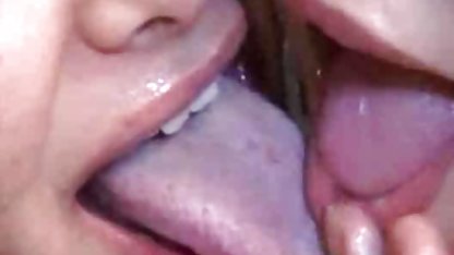 Păpușa radiantă se fute sex amatori camera ascunsa cu un dildo