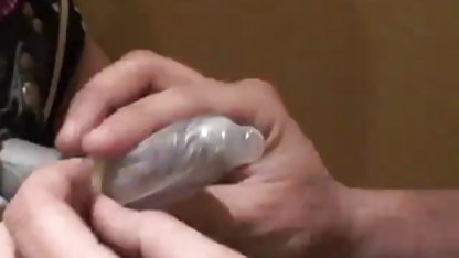Bărbatul cu masturbare amatori părul cenușiu a avut norocul să sfâșie o fată fermecătoare