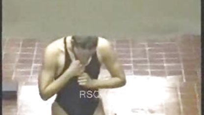 Tinere prietene angajate în sex lesbian sexi amatori după școală