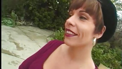 Îmbrăcată în ciorapi, Kayleigh curve amatoare a decis să călărească un armăsar negru