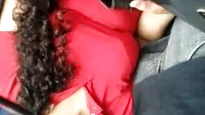 Pui în lenjerie erotică video amatori xxx se întindea pe pat și cu degetul