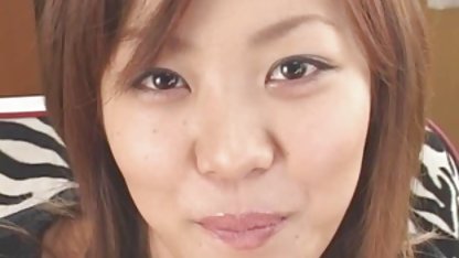 Cuplu lesbian bogat care face sex într-un amatoare goale conac