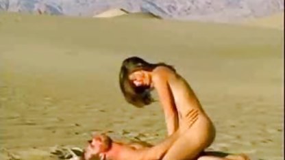Jeannette cu păsărică cu degetele amatori de sex mici