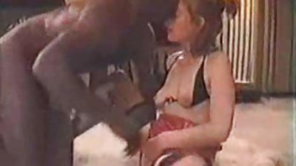 Elsa și-a întins picioarele zvelte și sex video amatori i-a smucit vesel de mână