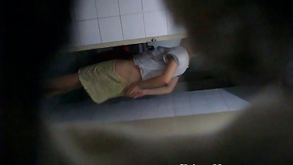 Două fete amatori camera ascunsa se fut cu un tip în bucătărie