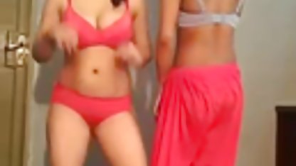 Bruneta fragedă se chinuiește pe ea însăși cu jucărie sex anal amatori sexuală
