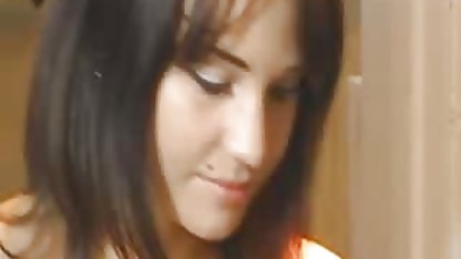 Două blonde sexy aruncă pizde amatoare o tipă