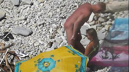 Curvă în ciorapi amatori filmati albi a fost pusă cu mai multe armăsari