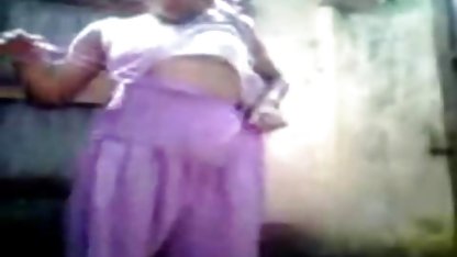 Blonda slabă se mestecă pe un pat larg sex xxx amatori
