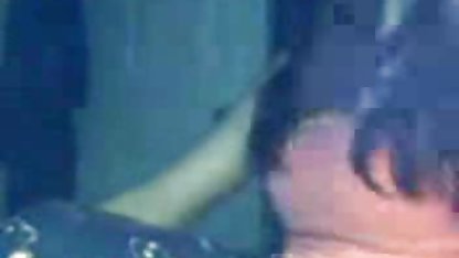 Tânăra în ciorapi se filme xxx amatori împerechează pasional cu un bărbat lângă fereastră, cu vedere la natură