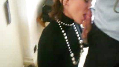 Slim se joacă futai intre amatori cu pizda folosind un dildo imens, negru