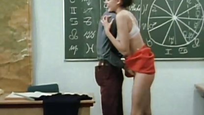 Fundul Heidi sexi amatori a supt un bărbat negru