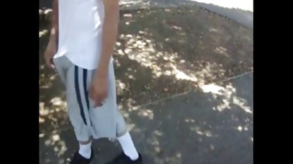 Fata și-a întins picioarele zvelte și a dat xxl amatori un clitorit să lingă
