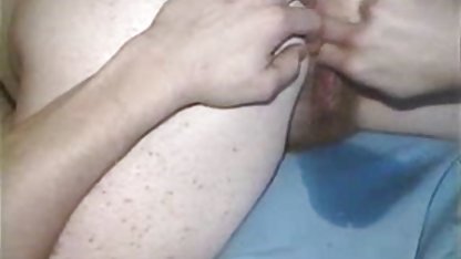 Puii tineri se filme sex amatori masturbează în pat cu un dildo