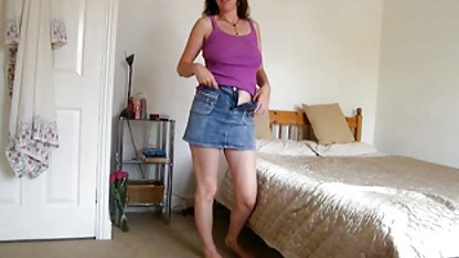 O femeie adultă zăcea amatoare romance pe podea și cu degetul