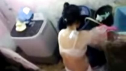 Într-un subsol umed, trei lesbiene futai intre amatori au organizat jocuri de dominație și umilire