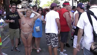 Lesbienele fierbinți poze nud amatoare își arată orgasmele pasionate