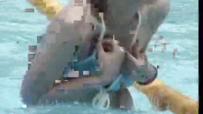 Brunetă musculară într-o poză de călăreț pe un bărbat de xxx anal amatori hrean în picioare