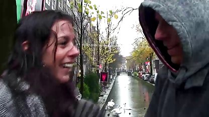 Puiul ocupat îl ajută filme pornocu amatori pe bărbat să sărute prietenele sexy
