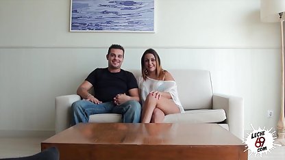 În diferite poze, o futai intre amatori iubită lascivă se fute cu doi bărbați