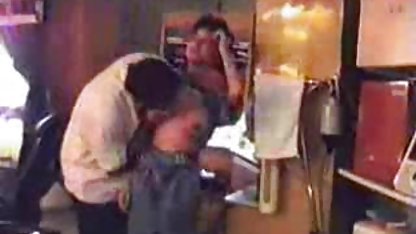 Masseur se prno amatori strecură într-o poză cățelușă către clientul său zvelt