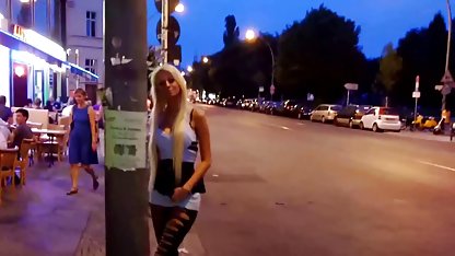 Lana în amatori care fac sex pantaloni scurți scurte suge penisul prietenului