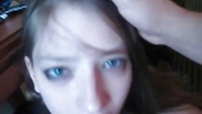 Un bărbat excitat râvnește amatoare goale două latine sumbre