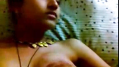 Fată filme sexi amatori cu sânii mari mângâie pizda în fața camerei web