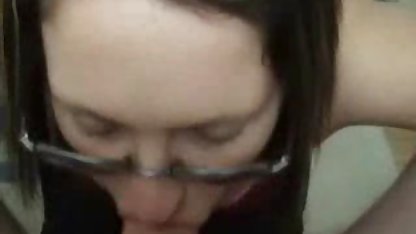 Bruneta poro amatori însăși satisface dildo negru