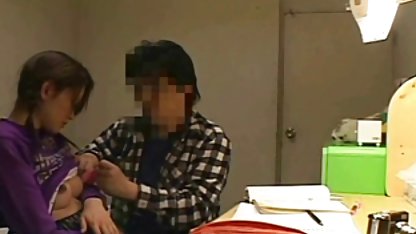 Tipul i-a lingut pizda prietenei video sex amatori sale si a futut-o