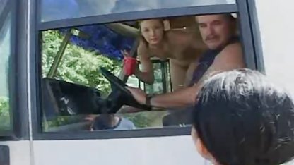 Prietenul a făcut cunnilingus și anilingus unei fete video sex amatori jucăușe în ciorapi
