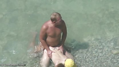 Un tip sex xxx amatori cu un tatuaj pe corp i-a futut o femeie blondă germană