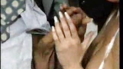Tânăra brunetă în vârstă de 18 ani prezintă filmexxxamatori cioburi pe corpul ei