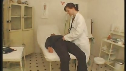 Dolly sexy se masturbește păsărică în curte cupluri amatori