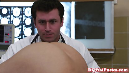 Fata video amatori xxx pasionată Jane dă o muie și îi mângâie pizda