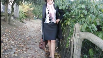 Cățea filme sex amatori cu fundul strâns se plimbă deasupra falusului