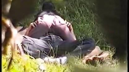 Tipul îi mângâie filme amatori picioarele prietenului și o împușcă în gură