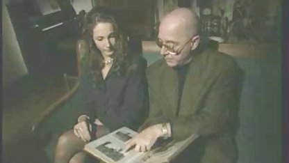 Angela a introdus o mână subțire în păsărică îngustă a prietenului ei sex pe plaja amatori