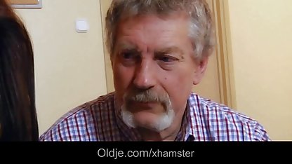 Fata de amatori filmati pe patul albastru se zbătea cu degetele