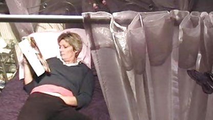 Femela roșcată sex amatori gratis a pus o figurină țărănească între fiicele ei