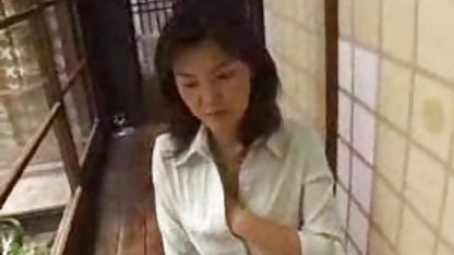 Un bărbat matur a pedepsit o amatori de sex tânără neglijentă cu un sex dur